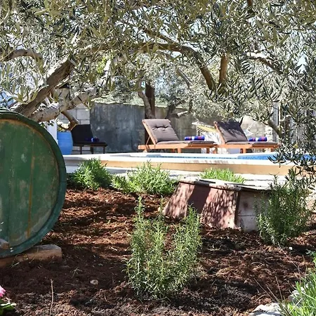 Mar 2 Villa Pucisca